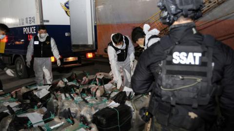 La guardia costera surcoreana halló dos toneladas de cocaína en un buque con bandera noruega que salió de México, el mayor alijo de droga incautado en la historia del país, informaron este viernes las autoridades de la nación asiática.

Para más información del tema, visita: https://www.eleconomista.com.mx/internacionales/corea-sur-mayor-incautacion-cocaina-buque-salio-mexico-20250404-753495.html

¡Síguenos en nuestras redes sociales para mantenerte informado!

Twitter: https://twitter.com/eleconomista 
Facebook: https://www.facebook.com/ElEconomista.mx
Instagram: https://www.instagram.com/eleconomistamx
LinkedIn: https://www.linkedin.com/company/el-economista/

#ElEconomista #EETV