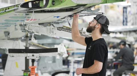 La tasa de empleo cayó en Canadá en marzo por primera vez en tres años, informó el viernes el centro nacional de estadísticas, en momentos que las empresas reducen las contrataciones en medio de la guerra comercial de Estados Unidos.

Para más información del tema, visita: https://www.eleconomista.com.mx/empresas/canada-pierde-empleos-primera-vez-tres-anos-guerra-arancelaria-trump-20250404-753524.html

¡Síguenos en nuestras redes sociales para mantenerte informado!

Twitter: https://twitter.com/eleconomista 
Facebook: https://www.facebook.com/ElEconomista.mx
Instagram: https://www.instagram.com/eleconomistamx
LinkedIn: https://www.linkedin.com/company/el-economista/

#ElEconomista #EETV