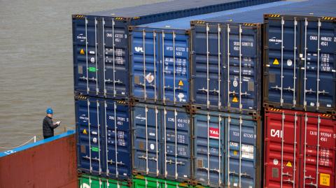 El gobierno de China anunció este miércoles que aplicará un arancel de represalia acumulado de 84% sobre las importaciones de todos los productos originarios de Estados Unidos, intensificando la guerra comercial entre ambas naciones.

Para más información del tema, visita:  https://www.eleconomista.com.mx/empresas/china-anuncia-arancel-represalia-acumulado-84-estados-unidos-20250409-754182.html

¡Síguenos en nuestras redes sociales para mantenerte informado!

Twitter: https://twitter.com/eleconomista 
Facebook: https://www.facebook.com/ElEconomista.mx
Instagram: https://www.instagram.com/eleconomistamx
LinkedIn: https://www.linkedin.com/company/el-economista/

#ElEconomista #EETV