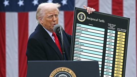 El Gobierno chino aseguró este jueves que "ignorará" lo que ha calificado de "juegos de números arancelarios" de la Administración de Donald Trump, en respuesta a las declaraciones vertidas en la víspera por la Casa Blanca avisando de que el gigante asiático puede afrontar "un arancel de hasta el 245%" como resultado de las represalias implementadas en la guerra comercial desatada entre las dos superpotencias.

Para más información del tema, visita: https://www.eleconomista.com.mx/empresas/china-ignorara-juegos-arancelarios-trump-nueva-amenaza-aranceles-20250417-755395.html

Twitter: https://twitter.com/eleconomista   
Sitio web: https://www.eleconomista.com.mx/   
Facebook: https://www.facebook.com/ElEconomista.mx   
 
#ElEconomista#EETV