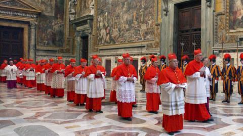 El proceso de sucesión involucra a 135 cardenales que deberán elegir a un nuevo pontífice. El llamado cónclave deberá celebrarse en el plazo máximo de 20 días después del funeral del papa Francisco.