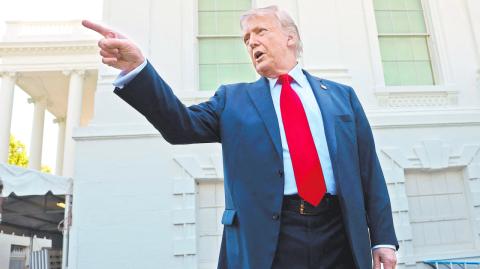 El presidente de Estados Unidos, Donald Trump, expresó su frustración este jueves por los ataques con misiles de Rusia sobre Kiev, en momentos en que intenta que ambas partes lleguen a un cese el fuego.