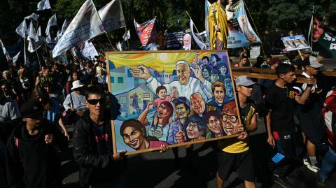 La gente participó en una peregrinación a lugares emblemáticos en honor al Papa Francisco en Buenos Aires, tras una misa de despedida.