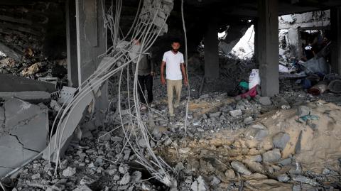Palestinos inspeccionan los escombros de una vivienda en Jabalia, tras los bomarbeos israelís. Foto: Reuters