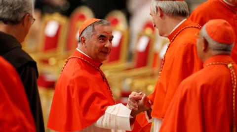 El cardenal Angelo Becciu fue acusado por malversación y despojado de sus privilegios por el Papa Francisco.