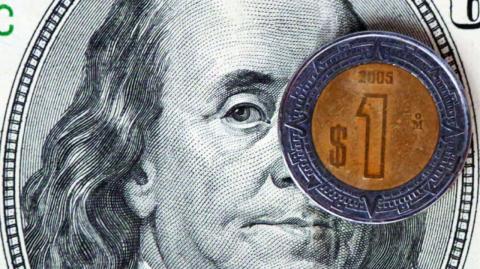 El tipo de cambio se eleva mientras los inversionistas asimilan la contracción de la mayor economía mundial en el primer trimestre. En contraste, México evitó caer en recesión con un sorpresivo crecimiento marginal.