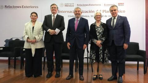 María Teresa Mercado, Marcelo Ebrard, Juan Ramón de la Fuente, Raquel Serur y Francisco Cervantes Díaz durante la presentación de la estrategia de "Internacionalización del "PlanMéxico". Foto: x.com/SRE_mx/