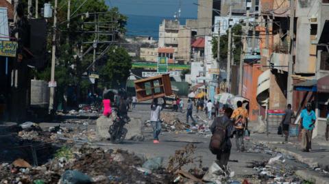 A finales de marzo, las pandillas también lanzaron "ataques violentos" contra las localidades de Mirebalais y Saut-d'Eau, en el departamento del Centro, para "controlar el acceso a la frontera con la República Dominicana.

Para más información del tema, visita: https://www.eleconomista.com.mx/internacionales/1-600-asesinatos-haiti-enero-marzo-mayoria-miembros-pandillas-onu-20250430-757112.html

¡Síguenos en nuestras redes sociales para mantenerte informado!

Twitter: https://twitter.com/eleconomista 
Facebook: https://www.facebook.com/ElEconomista.mx
Instagram: https://www.instagram.com/eleconomistamx
LinkedIn: https://www.linkedin.com/company/el-economista/

#ElEconomista #EETV