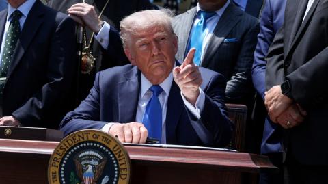 El presidente de Estados Unidos, Donald Trump , rodeado de líderes religiosos.