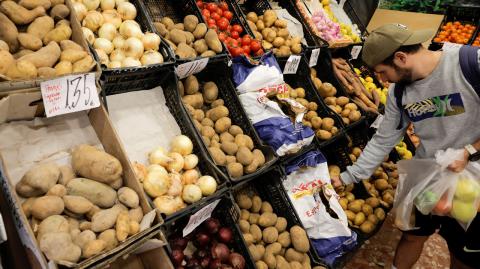 Los precios mundiales de los alimentos básicos subieron en abril, impulsados por el alza de los precios de los cereales, la carne y los productos lácteos.

Para más información del tema, visita: https://www.eleconomista.com.mx/internacionales/precios-mundiales-alimentos-aumentaron-abril-alza-cereales-carne-lacteos-20250502-757342.html 

Twitter: https://twitter.com/eleconomista   
Sitio web: https://www.eleconomista.com.mx/   
Facebook: https://www.facebook.com/ElEconomista.mx   
 
#ElEconomista#EETV