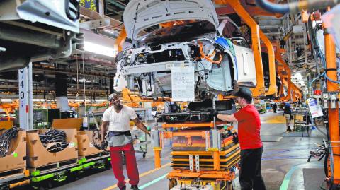 General Motors anunció este viernes que reducirá el número de turnos en una planta de ensamblaje de camiones en Canadá, en momentos en que la guerra comercial de Donald Trump, está afectando gravemente al sector automotor norteamericano.

Para más información del tema, visita: https://www.eleconomista.com.mx/empresas/general-motors-reduce-turnos-planta-camiones-canada-entorno-comercial-20250502-757380.html 

¡Síguenos en nuestras redes sociales para mantenerte informado!

Twitter: https://twitter.com/eleconomista 
Facebook: https://www.facebook.com/ElEconomista.mx
Instagram: https://www.instagram.com/eleconomistamx
LinkedIn: https://www.linkedin.com/company/el-economista/

#ElEconomista #EETV