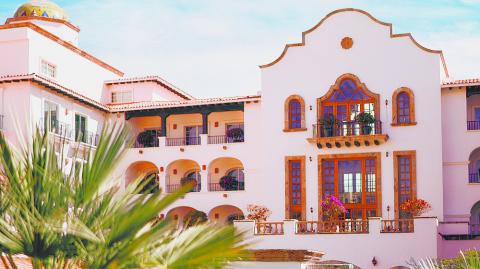 Las playas doradas, la arquitectura colonial, los jardines exuberantes y las vistas al Mar de Cortés hacen de Hacienda del Mar Los Cabos un destino imperdible para quienes buscan lujo, tradición y descanso en familia.