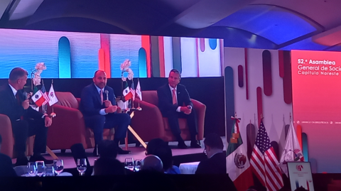 David Eaton, vicepresidente de Amcham de México, capítulo Noreste; Juan Carlos Puente, vicepresidente ejecutivo de LA de Whirlpool y Alejandro Doria, presidente y director general de Bulkmatic