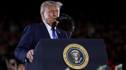 En unos vertiginosos primeros tres meses, Trump ejerció el poder ejecutivo como ningún otro presidente moderno, firmando más de 140 órdenes sobre inmigración, guerra cultural y recortes de la burocracia federal.

Para más información del tema, visita: https://www.eleconomista.com.mx/internacionales/donald-trump-viene-dificil-proximos-100-dias-popularidad-baja-complicara-tarea-20250503-757509.html

¡Síguenos en nuestras redes sociales para mantenerte informado!

Twitter: https://twitter.com/eleconomista 
Facebook: https://www.facebook.com/ElEconomista.mx
Instagram: https://www.instagram.com/eleconomistamx
LinkedIn: https://www.linkedin.com/company/el-economista/

#ElEconomista #EETV
