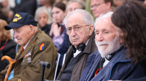 Los sobrevivientes junto con familiares de ex prisioneros y altos funcionarios, asistieron a las ceremonias por el 80 aniversario de la liberación del campo de concentración de Ravensbrück, en el norte de Alemania.

Para más información del tema, visita: https://www.eleconomista.com.mx/internacionales/sobrevivientes-campos-concentracion-nazis-piden-olvidar-pasado-20250504-757537.html

¡Síguenos en nuestras redes sociales para mantenerte informado!

Twitter: https://twitter.com/eleconomista 
Facebook: https://www.facebook.com/ElEconomista.mx
Instagram: https://www.instagram.com/eleconomistamx
LinkedIn: https://www.linkedin.com/company/el-economista/

#ElEconomista #EETV