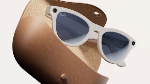 Los lentes permiten traducir idiomas en vivo, hacer transmisiones en redes sociales y controlar funciones por voz gracias a Meta AI.

Para más información del tema, visita: https://www.eleconomista.com.mx/tecnologia/ray-ban-meta-traen-mexico-lentes-inteligentes-cuanto-costaran-20250505-757701.html

¡Síguenos en nuestras redes sociales para mantenerte informado!

Twitter: https://twitter.com/eleconomista 
Facebook: https://www.facebook.com/ElEconomista.mx
Instagram: https://www.instagram.com/eleconomistamx
LinkedIn: https://www.linkedin.com/company/el-economista/

#ElEconomista #EETV
