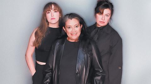 Tres partículas. Carmen Ramos, Mahalat Sánchez, Renata Zalvidea protagonizan esta farsa de tres mujeres que intentan ganarle a la vida.