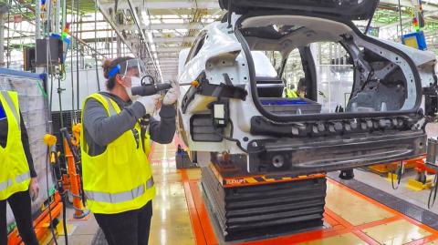 Ford Motor está subiendo los precios de tres de sus modelos producidos en México a partir del pasado 2 de mayo, convirtiéndose en uno de los primeros grandes fabricantes en ajustar los valores de catálogo después de los aranceles del presidente Donald Trump.

Para más información del tema, visita: https://www.eleconomista.com.mx/empresas/ford-sube-precios-modelos-armados-mexico-aranceles-trump-20250507-757998.html

¡Síguenos en nuestras redes sociales para mantenerte informado!

Twitter: https://twitter.com/eleconomista 
Facebook: https://www.facebook.com/ElEconomista.mx
Instagram: https://www.instagram.com/eleconomistamx
LinkedIn: https://www.linkedin.com/company/el-economista/

#ElEconomista #EETV