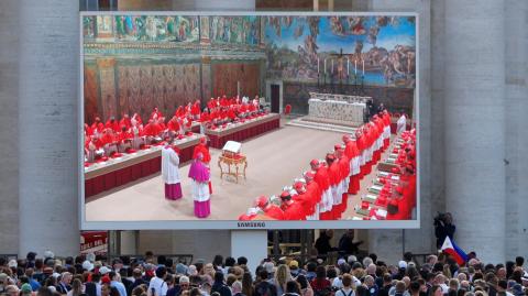 Si en los siguientes tres días los cardenales no llegan a una decisión, se realiza una pausa de reflexión y oración acompañado de exhortaciones Espirituales.