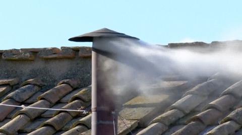 El esperado humo blanco surgió el jueves de la chimenea instalada en el tejado de la Capilla Sixtina, señal que los 133 cardenales encerrados en su interior lograron escoger al sucesor del papa Francisco en el segundo día del cónclave.