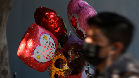 Venta de regalos y globos por el Día de las Madres.