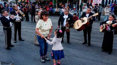 Mariachis y festejos por el Día de las Madres.