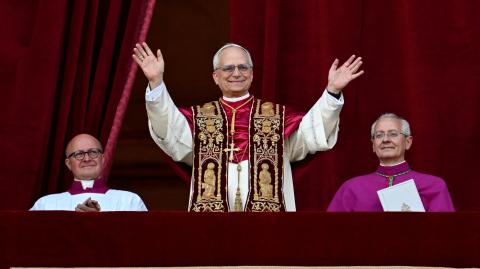 León vistió una tradicional prenda papal roja sobre su sotana blanca. Aunque León sigue la tradición de Francisco, señaló que es un papa nuevo y diferente.
