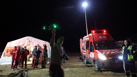 Un socorrista usa un dron para buscar una ambulancia desaparecida en la comuna de Curacaví, Región Metropolitana de Chile.