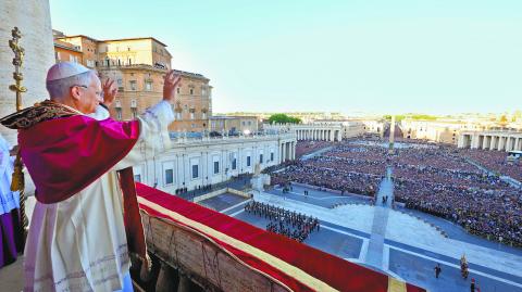 Millares de personas se congregaron este jueves en la Plaza de San Pedro, en el Vaticano, para conocer al nuevo papa y escuchar su primer  mensaje.