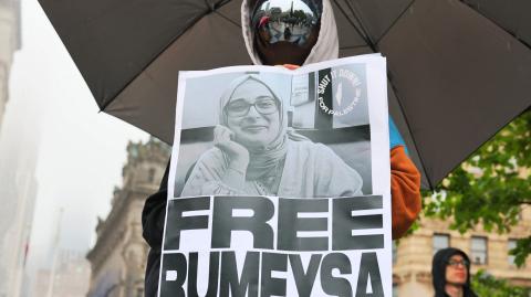 Manifestación en apoyo de la estudiante turca Rumeysa Ozturk (en la foto) y el activista estudiantil de la Universidad de Columbia Mohsen Mahdawi en Foley Square el 6 de mayo de 2025 en Nueva York.