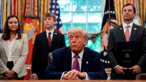 Tras el anuncio de Trump sobre los aranceles a películas extranjeras, la Casa Blanca emitió un comunicado aclarando que por el momento no había "decisiones definitivas".

Para más información del tema, visita: https://www.eleconomista.com.mx/internacionales/trump-sobre-aranceles-peliculas-james-bond-preocuparse-20250509-758435.html

¡Síguenos en nuestras redes sociales para mantenerte informado!

Twitter: https://twitter.com/eleconomista 
Facebook: https://www.facebook.com/ElEconomista.mx
Instagram: https://www.instagram.com/eleconomistamx
LinkedIn: https://www.linkedin.com/company/el-economista/

#ElEconomista #EETV