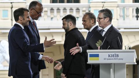 El presidente francés, Emmanuel Macron; el canciller alemán, Friedrich Merz; el presidente ucraniano, Volodymyr Zelensky; el primer ministro polaco, Donald Tusk; y el primer ministro británico, Keir Starmer, se estrechan la mano.