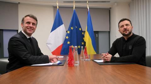 El presidente de Francia, Emmanuel Macron, y el presidente de Ucrania, Volodymyr Zelenskiy, posan antes de una reunión en Bruselas, Bélgica, en diciembre de 2024.