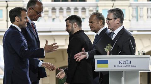 La visita de los líderes europeos a Kiev es una respuesta simbólica a las fastuosas celebraciones la víspera en Moscú por los 80 años de la victoria sobre la Alemania nazi.

Para más información del tema, visita: https://www.eleconomista.com.mx/internacionales/aliados-ucrania-lanzan-ultimatum-rusia-acepte-tregua-30-dias-20250510-758501.html 

¡Síguenos en nuestras redes sociales para mantenerte informado!

Twitter: https://twitter.com/eleconomista 
Facebook: https://www.facebook.com/ElEconomista.mx
Instagram: https://www.instagram.com/eleconomistamx
LinkedIn: https://www.linkedin.com/company/el-economista/

#ElEconomista #EETV