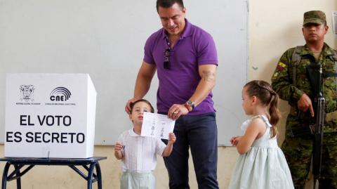 El Consejo Nacional Electoral confirmó que es el vencedor tras contabilizar el 55.63% de los votos emitidos en la segunda vuelta.

Para más información del tema, visita: https://www.eleconomista.com.mx/internacionales/ratifican-victoria-noboa-presidenciales-ecuador-20250510-758507.html 

¡Síguenos en nuestras redes sociales para mantenerte informado!

Twitter: https://twitter.com/eleconomista 
Facebook: https://www.facebook.com/ElEconomista.mx
Instagram: https://www.instagram.com/eleconomistamx
LinkedIn: https://www.linkedin.com/company/el-economista/

#ElEconomista #EETV