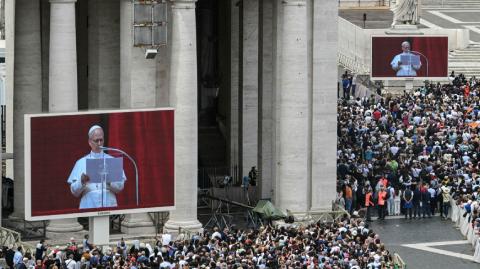 En todas sus apariciones desde su elección, León no ha hecho ninguna mención a su país de nacimiento, lo que ha enfadado a algunos comentaristas conservadores estadounidenses.

Para más información del tema, visita: https://www.eleconomista.com.mx/internacionales/papa-leon-xiv-pide-guerras-primer-mensaje-dominical-20250511-758533.html 

¡Síguenos en nuestras redes sociales para mantenerte informado!

Twitter: https://twitter.com/eleconomista 
Facebook: https://www.facebook.com/ElEconomista.mx
Instagram: https://www.instagram.com/eleconomistamx
LinkedIn: https://www.linkedin.com/company/el-economista/

#ElEconomista #EETV