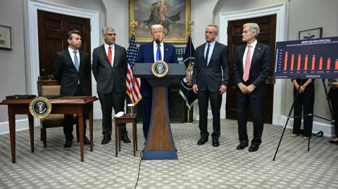 El presidente Donald Trump anunció este lunes que firmará un decreto para bajar los precios de los medicamentos en un 59%, un día después de presentar una nueva política sobre productos farmacéuticos en Estados Unidos.