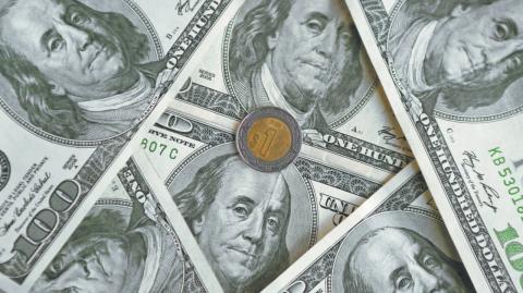 El peso cae con el fortalecimiento del dólar por una mayor demanda de activos estadounidenses. El retroceso también se presenta después de que las cifras de producción industrial locales mostraron una contracción mensual.

Para más información del tema, visita: https://www.eleconomista.com.mx/mercados/precio-dolar-hoy-12-mayo-2025-cuanto-cotiza-20250512-758658.html
Twitter: https://twitter.com/eleconomista   
Sitio web: https://www.eleconomista.com.mx/   
Facebook: https://www.facebook.com/ElEconomista.mx   
 
#ElEconomista#EETV