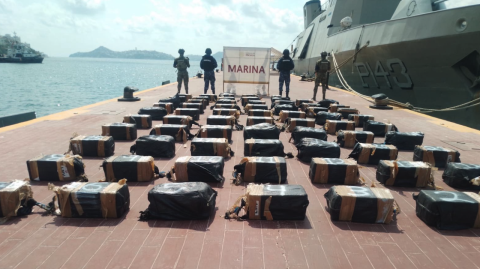 Militares mexicanos decomisaron 1.3 toneladas de cocaína durante un operativo realizado en costas del estado de Guerrero, informó este martes la Secretaría de Seguridad. 

Para más información del tema, visita: https://www.eleconomista.com.mx/politica/garcia-harfuch-anuncia-nuevo-golpe-narcotrafico-decomisan-1-3-toneladas-cocaina-guerrero-20250513-758842.html 

¡Síguenos en nuestras redes sociales para mantenerte informado! 

Twitter: https://twitter.com/eleconomista 
Facebook: https://www.facebook.com/ElEconomista.mx 
Instagram: https://www.instagram.com/eleconomistamx 
LinkedIn: https://www.linkedin.com/company/el-economista/ 

#ElEconomista #EETV