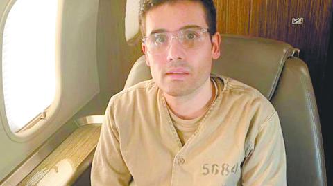 Un grupo de familiares de Ovidio Guzmán, hijo del cofundador del cártel de Sinaloa Joaquín "El Chapo" Guzmán, viajó a Estados Unidos como parte de "una negociación" con el Departamento de Justicia", dijo este martes el gobierno de México.
Para más información del tema, visita: https://www.eleconomista.com.mx/politica/harfuch-confirma-17-familiares-ovidio-guzman-entregaron-estados-unidos-20250513-758859.html
¡Síguenos en nuestras redes sociales para mantenerte informado!
Twitter: https://twitter.com/eleconomista
Facebook: https://www.facebook.com/ElEconomista.mx
Instagram: https://www.instagram.com/eleconomistamx
LinkedIn: https://www.linkedin.com/company/el-economista/
#ElEconomista #EETV