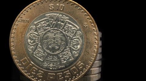 El debilitamiento del dólar favorece al peso, que avanza junto a la mayoría de las divisas emergentes. El mercado local espera el anuncio del Banxico, mañana.

Para más información del tema, visita: https://www.eleconomista.com.mx/mercados/precio-dolar-hoy-14-mayo-2025-cuanto-cotiza-20250514-759016.html

¡Síguenos en nuestras redes sociales para mantenerte informado!

Twitter: https://twitter.com/eleconomista 
Facebook: https://www.facebook.com/ElEconomista.mx
Instagram: https://www.instagram.com/eleconomistamx
LinkedIn: https://www.linkedin.com/company/el-economista/

#ElEconomista #EETV