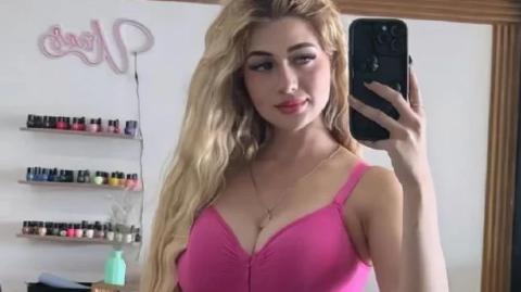 Medios locales identificaron a la víctima como Valeria Márquez, de 23 años, quien difundía videos con contenidos relacionados a la belleza y los estilos de vida.
Para más información del tema, visita: https://www.eleconomista.com.mx/politica/caso-asesinato-influencer-valeria-marquez-20250514-759041.html
¡Síguenos en nuestras redes sociales para mantenerte informado!
Twitter: https://twitter.com/eleconomista
Facebook: https://www.facebook.com/ElEconomista.mx
Instagram: https://www.instagram.com/eleconomistamx
LinkedIn: https://www.linkedin.com/company/el-economista/
#ElEconomista #EETV