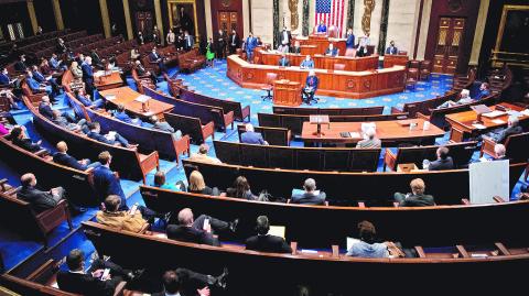 Tras una sesión de trabajo de más de 26 horas, el Comité de Energía y Comercio votó en línea con los partidos el plan de los republicanos para endurecer la elegibilidad para el plan de salud Medicaid, que cubre a 71 millones de estadounidenses de bajos ingresos. Caroline Brehman/Pool via REUTERS/File Photo