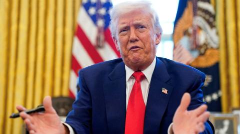 El presidente estadounidense, Donald Trump, argumentó este jueves que la ciudadanía por nacimiento se adoptó para proteger a los "bebés de los esclavos", unas declaraciones que se producen el mismo día en el que el Tribunal Supremo debate sobre este derecho.

Para más información del tema, visita: https://www.eleconomista.com.mx/internacionales/trump-asegura-ciudadania-nacimiento-adopto-proteger-hijos-esclavos-20250515-759217.html

¡Síguenos en nuestras redes sociales para mantenerte informado!

Twitter: https://twitter.com/eleconomista 
Facebook: https://www.facebook.com/ElEconomista.mx
Instagram: https://www.instagram.com/eleconomistamx
LinkedIn: https://www.linkedin.com/company/el-economista/

#ElEconomista #EETV
