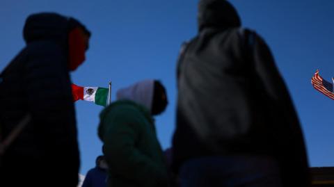El juez magistrado federal Gregory Wormuth comenzó a presentar sus decisiones a última hora del miércoles, en las que dictaminó que los migrantes no sabían que estaban ingresando a una zona militar en Nuevo México y, por lo tanto, no podían ser acusados, según documentos judiciales y un abogado defensor. 

Para más información del tema, visita: https://www.eleconomista.com.mx/internacionales/juez-eu-desestima-cargos-migrantes-capturados-zona-militar-20250515-759273.html 

¡Síguenos en nuestras redes sociales para mantenerte informado! 

Twitter: https://twitter.com/eleconomista 
Facebook: https://www.facebook.com/ElEconomista.mx 
Instagram: https://www.instagram.com/eleconomistamx 
LinkedIn: https://www.linkedin.com/company/el-economista/ 

#ElEconomista #EETV