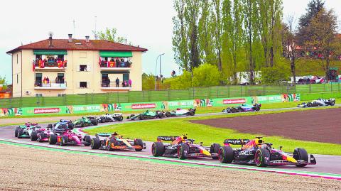 Formula One F1 - Emilia Romagna Grand Prix - Autodromo Enzo e Dino Ferrari, Imola, Italy - April 24, 2022General view during the race while the safety car is out REUTERS/Jennifer Lorenzini