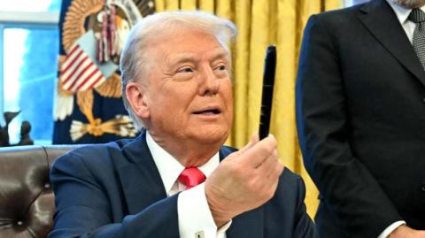 Trump sufrió un intento de asesinato en un mitin electoral en julio, que le causó una herida en la oreja. A lo largo de su carrera ha enfrentado otras amenazas.

Para más información del tema, visita: https://www.eleconomista.com.mx/internacionales/autoridades-eu-investigan-presunta-amenaza-exjefe-fbi-donald-trump-20250515-759308.html

¡Síguenos en nuestras redes sociales para mantenerte informado!

Twitter: https://twitter.com/eleconomista 
Facebook: https://www.facebook.com/ElEconomista.mx
Instagram: https://www.instagram.com/eleconomistamx
LinkedIn: https://www.linkedin.com/company/el-economista/
T
#ElEconomista #EETV