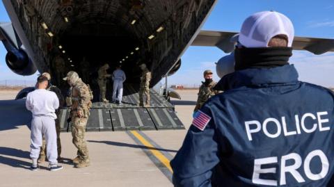 En un dictamen de siete contra dos los magistrados bloquearon los planes del presidente de Estados Unidos, Donald Trump, porque estiman que no se les da suficiente tiempo para impugnar su expulsión.

Para más información del tema, visita: https://www.eleconomista.com.mx/internacionales/corte-suprema-eu-impide-trump-reanudar-expulsion-venezolanos-ley-20250516-759441.html

¡Síguenos en nuestras redes sociales para mantenerte informado!

Twitter: https://twitter.com/eleconomista 
Facebook: https://www.facebook.com/ElEconomista.mx
Instagram: https://www.instagram.com/eleconomistamx
LinkedIn: https://www.linkedin.com/company/el-economista/
T
#ElEconomista #EETV