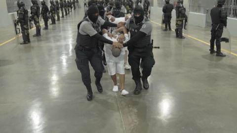 Abogados de los 252 migrantes venezolanos deportados por el gobierno estadounidense de Donald Trump y encarcelados desde hace dos meses en El Salvador denunciaron este viernes que sus clientes son víctimas de "torturas físicas" y "morales".

¡Síguenos en nuestras redes sociales para mantenerte informado!

Twitter: https://twitter.com/eleconomista 
Facebook: https://www.facebook.com/ElEconomista.mx
Instagram: https://www.instagram.com/eleconomistamx
LinkedIn: https://www.linkedin.com/company/el-economista/

#ElEconomista #EETV #AFP