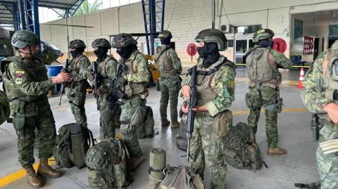 La iniciativa busca también autorizar el uso de la fuerza a policías y militares que combatan la delincuencia.

Para más información del tema, visita: https://www.eleconomista.com.mx/internacionales/ecuador-presenta-proyecto-ley-economia-criminal-20250517-759509.html

¡Síguenos en nuestras redes sociales para mantenerte informado!

Twitter: https://twitter.com/eleconomista 
Facebook: https://www.facebook.com/ElEconomista.mx
Instagram: https://www.instagram.com/eleconomistamx
LinkedIn: https://www.linkedin.com/company/el-economista/
T
#ElEconomista #EETV